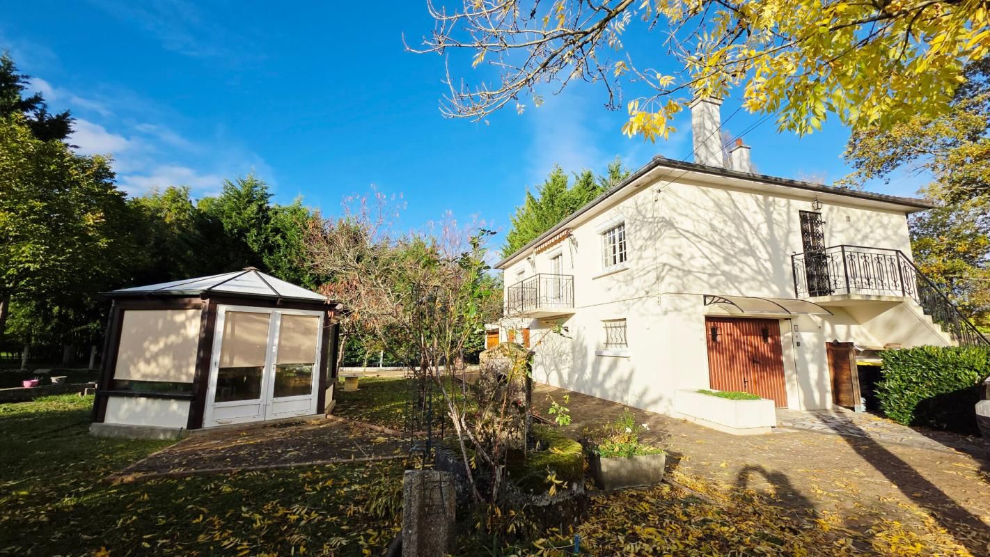 BOURGES BOURGES MAISON 6 PIECES 3 CHAMBRES GARAGE SOUS-SOL ATELIER 1