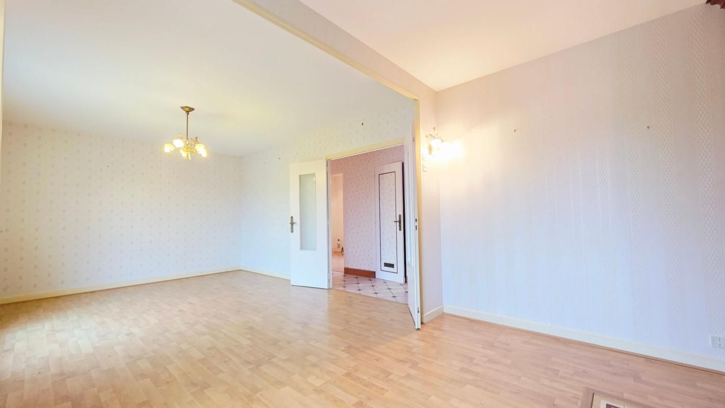 BOURGES BOURGES MAISON 6 PIECES 3 CHAMBRES GARAGE SOUS-SOL ATELIER 4