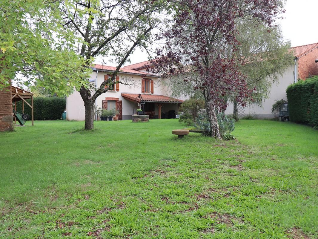 SERMENTIZON Maison Sermentizon 6 pièce(s) 220 m2 + terrain 2000m2 et vue sur les volcans 3