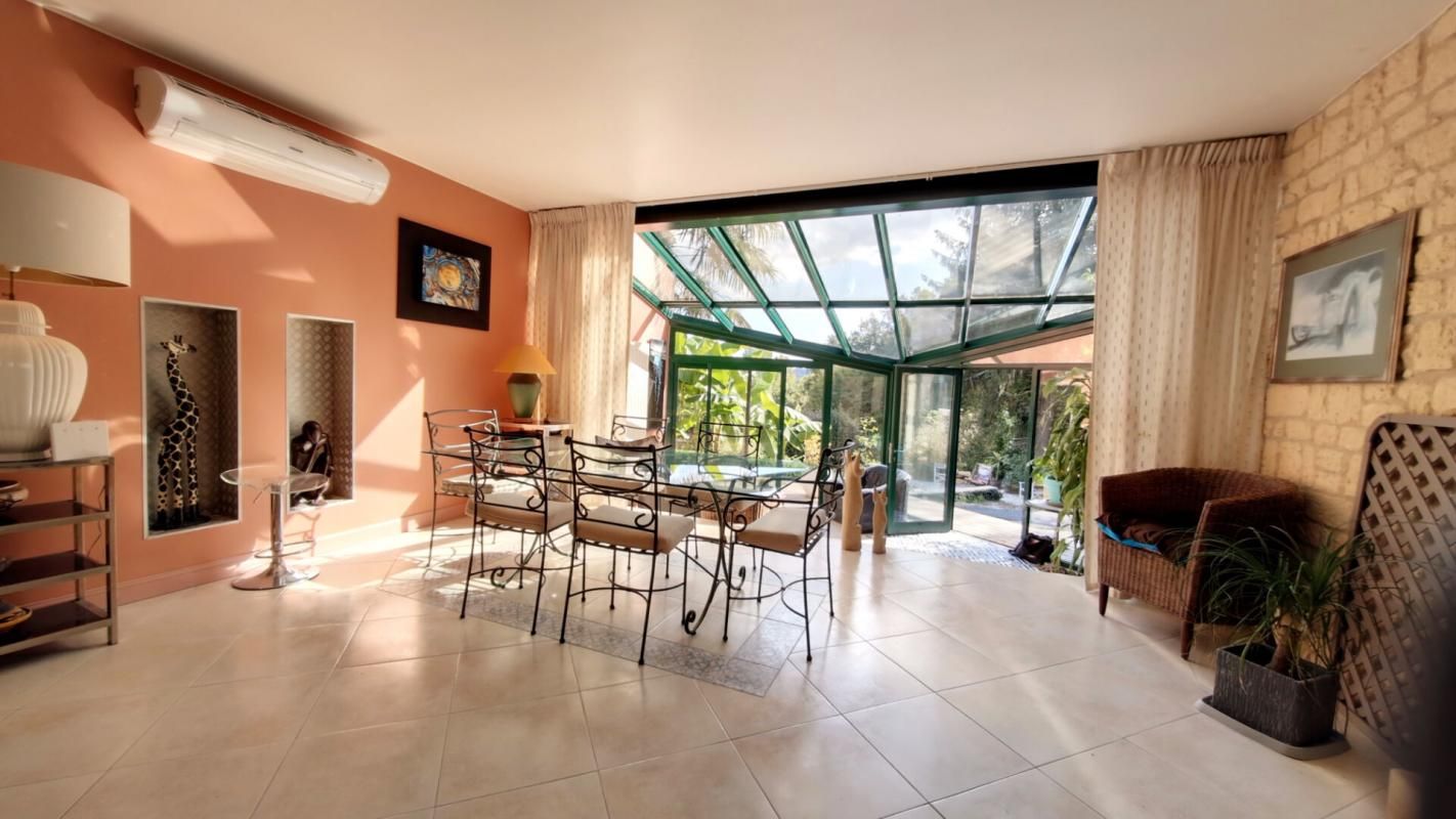 Maison d'exception 5 chambres avec véranda et piscine sur un hectare de terrain