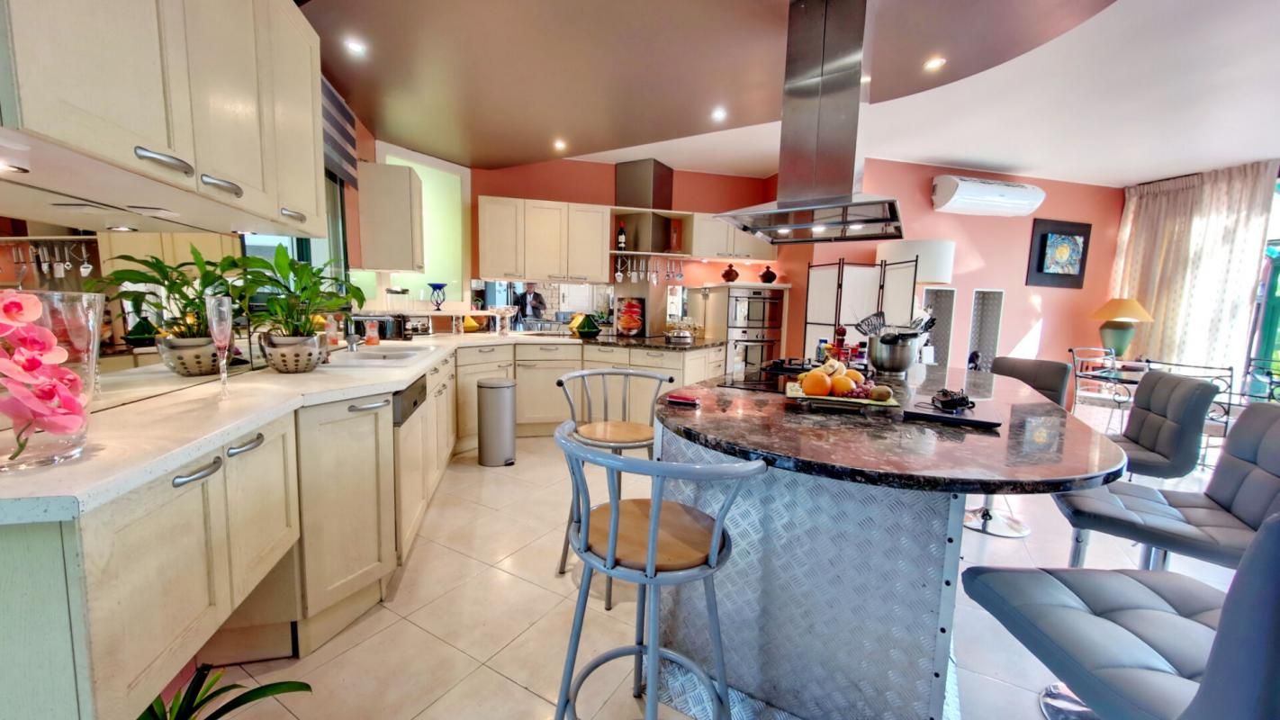 SARLAT-LA-CANEDA Maison d'exception 5 chambres avec véranda et piscine sur un hectare de terrain 4