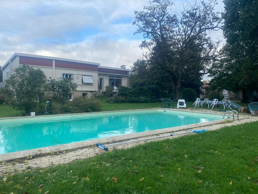 MAGNE Maison Magné 8 pièce(s) 202 m2 1