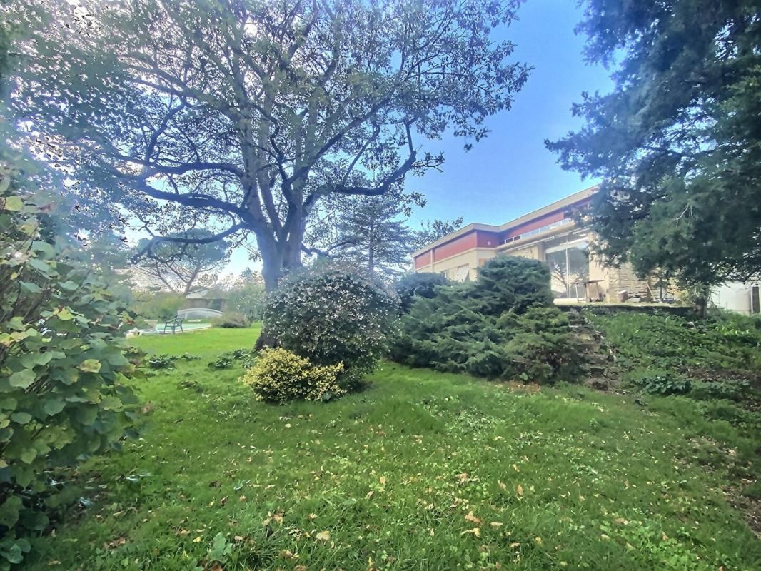 MAGNE Maison Magné 8 pièce(s) 202 m2 2