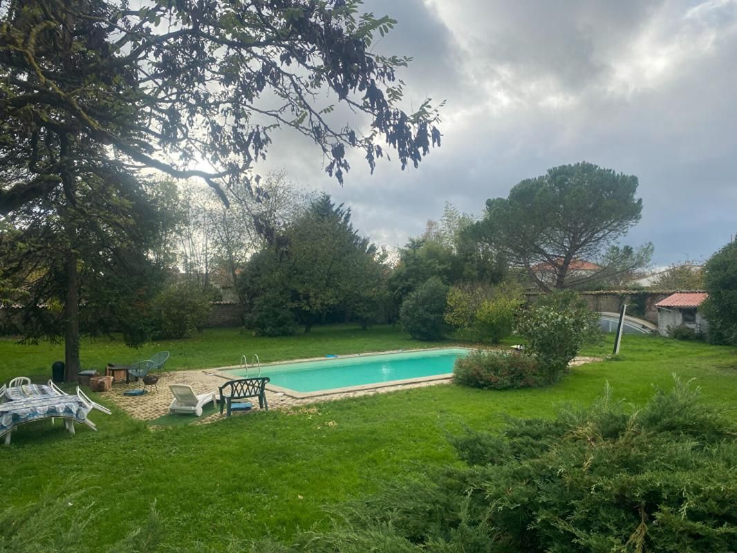 MAGNE Maison Magné 8 pièce(s) 202 m2 3