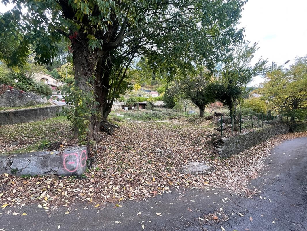 LES SALLES-DU-GARDON A vendre terrain de 607 m2 avec permis de construire quartier La Favède 2