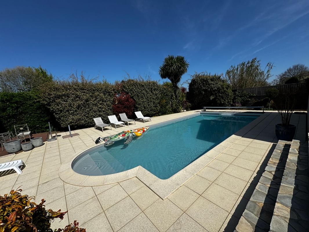 SAINT-HILAIRE-DE-CHALEONS Maison  5 pièce(s) 220 m2 1