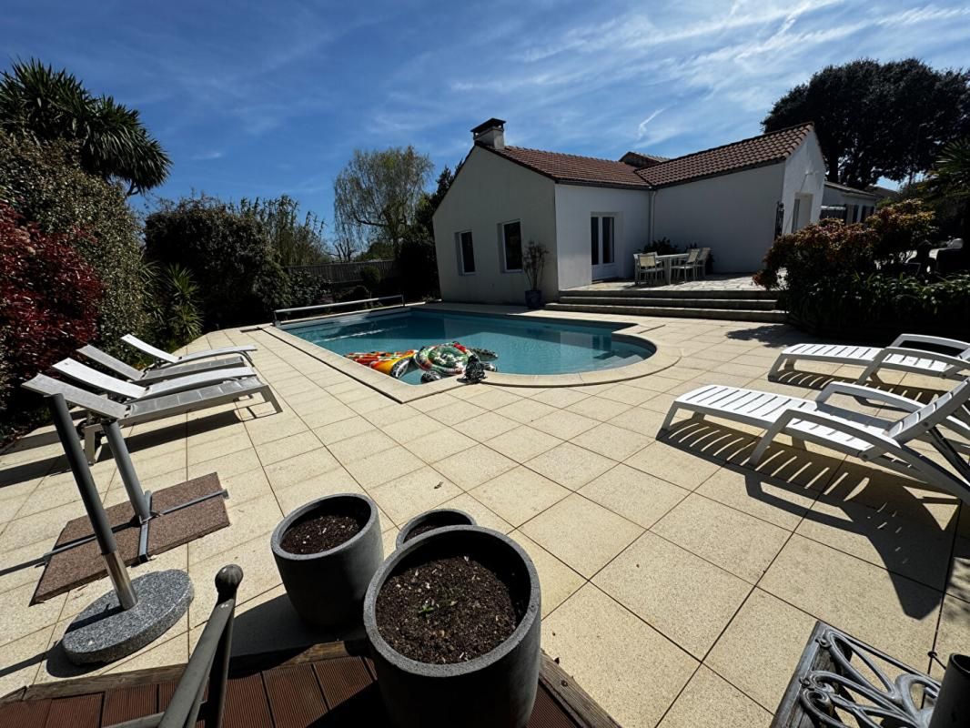 SAINT-HILAIRE-DE-CHALEONS Maison  5 pièce(s) 220 m2 3