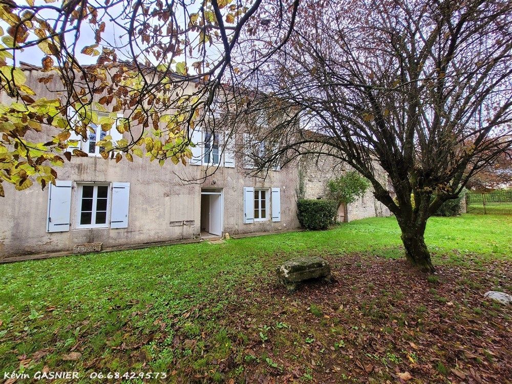 TOURRIERS TOURRIERS (16560) : Maison charentaise de 100m2 avec granges et jardin clos 2