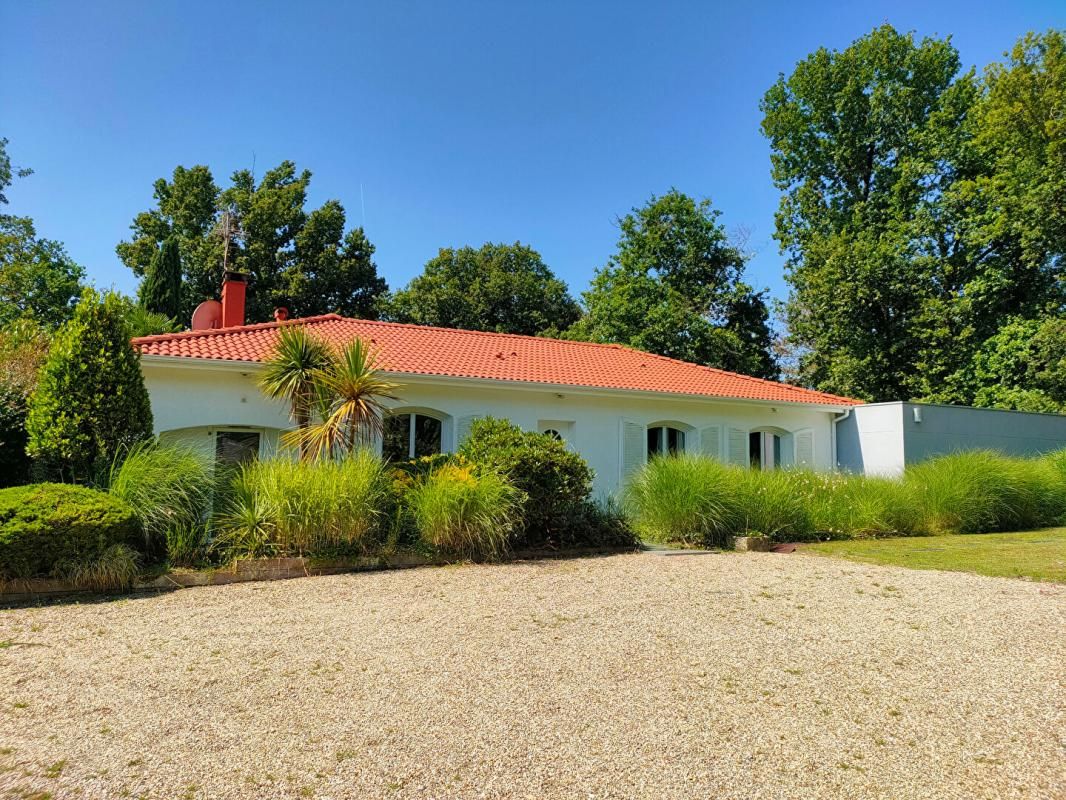 ENSEMBLE 208 m² MAISON + STUDIO - PISCINE - GARAGES AVEC TERRAIN 2621 m²