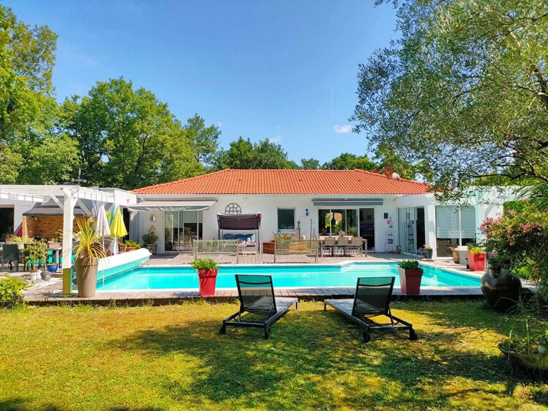 CARBON-BLANC ENSEMBLE 208 m² MAISON + STUDIO - PISCINE - GARAGES AVEC TERRAIN 2621 m² 2