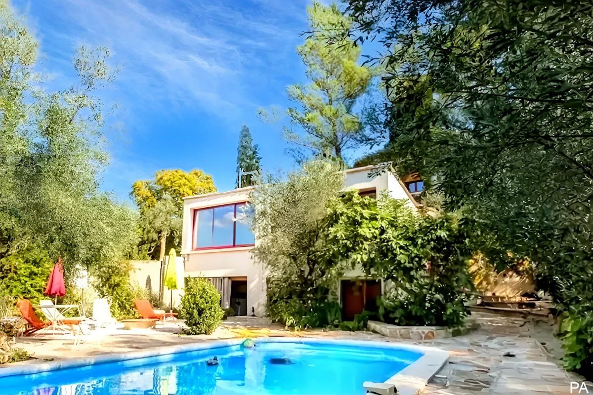 UZES : Viager, 1 tête 85 ans, Villa 8 pièce(s) 211 m2, Piscine, terrain de 1500m2