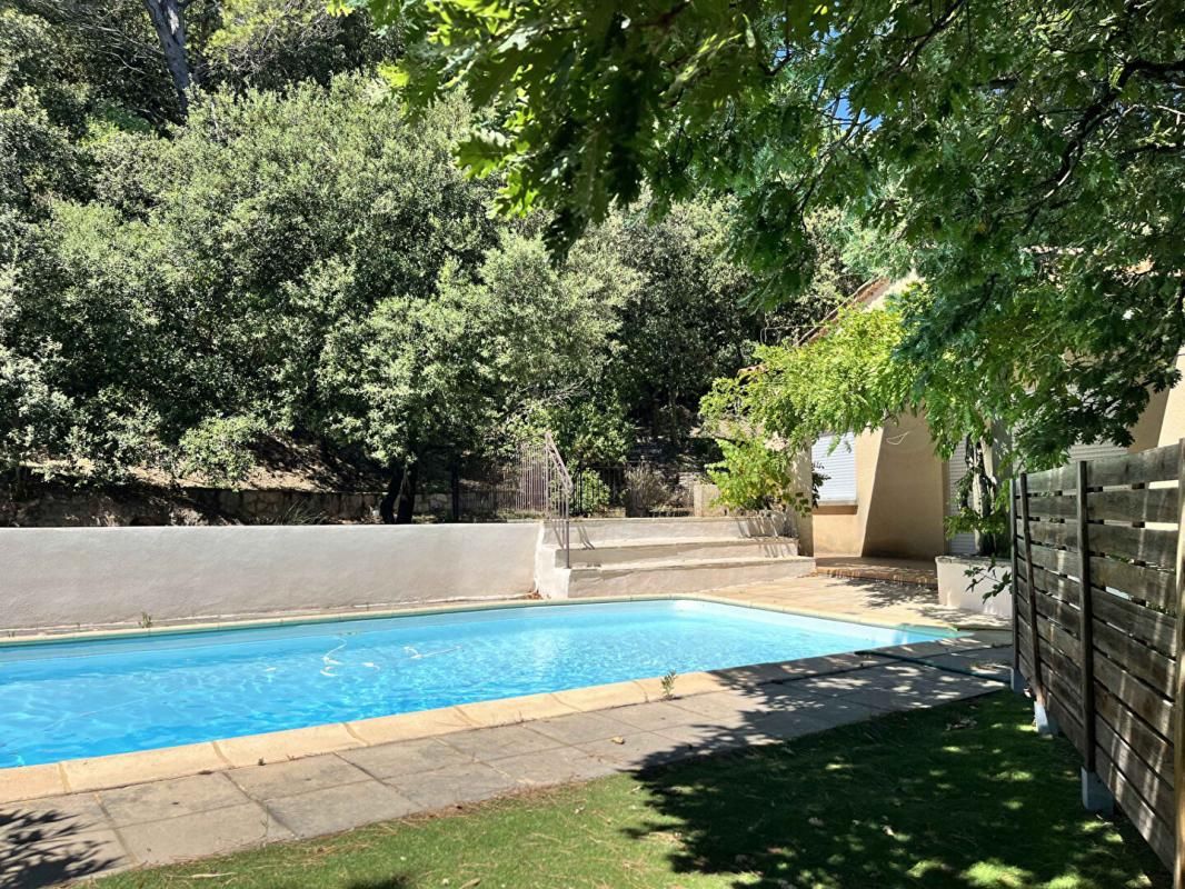 BAGNOLS-SUR-CEZE Villa spacieuse avec piscine et vue 2