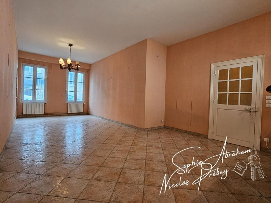 TOURY Maison en centre ville avec dépendance, beaux volumes ! 3