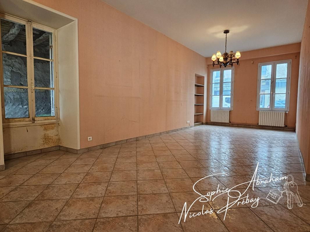 TOURY Maison en centre ville avec dépendance, beaux volumes ! 4