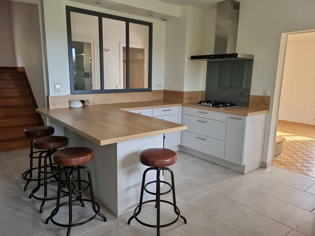 LES BORDES Beau pavillon 5 chambres sur sous sol 2