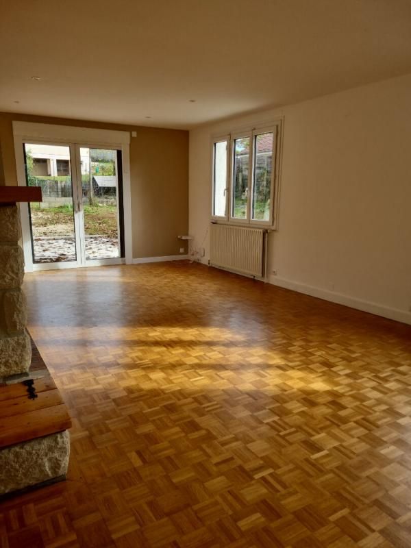 LES BORDES Beau pavillon 5 chambres sur sous sol 4