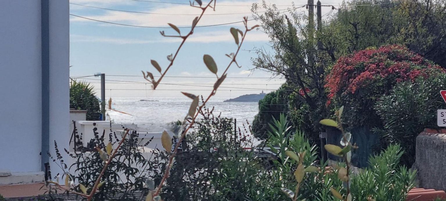 HAUT DE VILLA T3 DE  70 m2, TERRASSE, JARDIN, VUE MER, combles aménageables