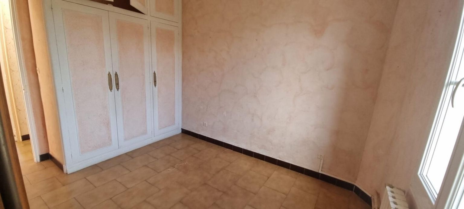 BANDOL HAUT DE VILLA T3 DE  70 m2, TERRASSE, JARDIN, VUE MER, combles aménageables 3