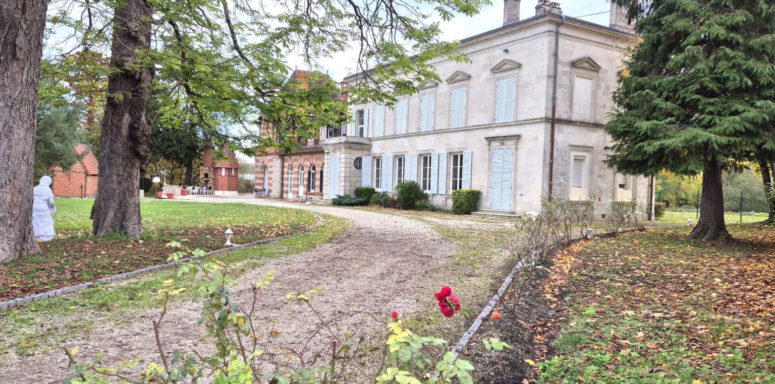 SAINT-DIZIER Belle Demeure ou Château de 415 m² à Réhabiliter et Restaurer avec Cour, Garage, Terrasses, Cave voûtée, Chaufferie Fioul et Poêle à Granulés, Greniers de 150 m², Dépendances et Terrain clos et paysager de 3050 m² 1