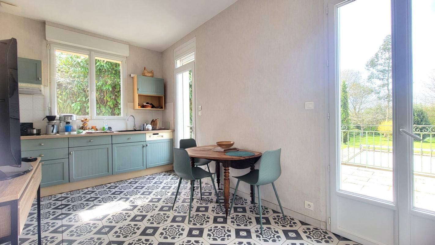 MAISON DE CHARME AVEC PISCINE SUR 3000 M² DE PARCELLE LE LION D'ANGERS