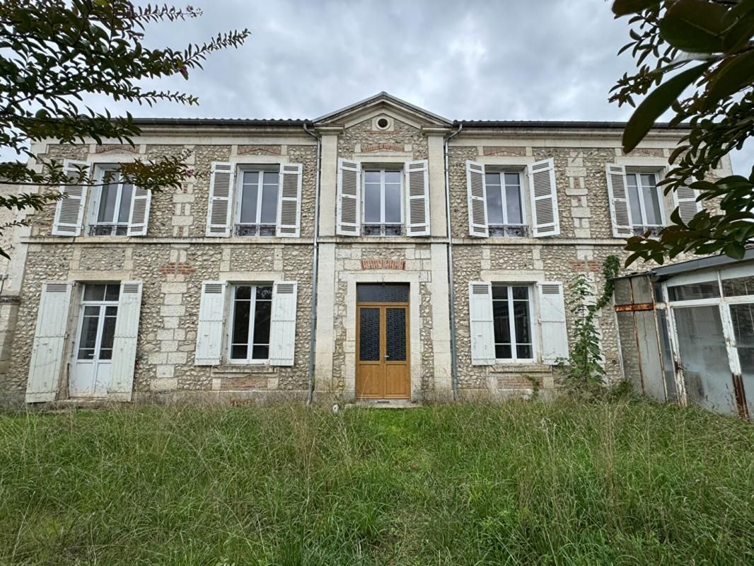 RAZAC-SUR-L'ISLE Maison de maître coeur de village 1