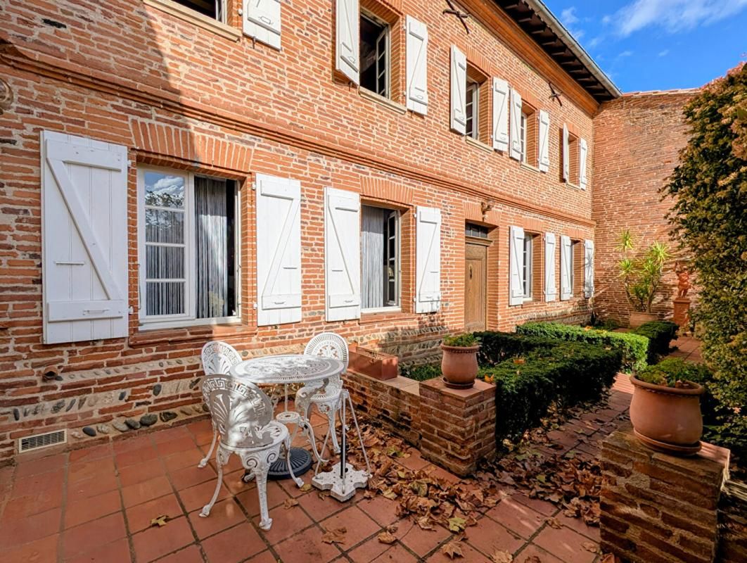 Demeure de caractère avec dépendance et garage sur terrain de 1100 m²