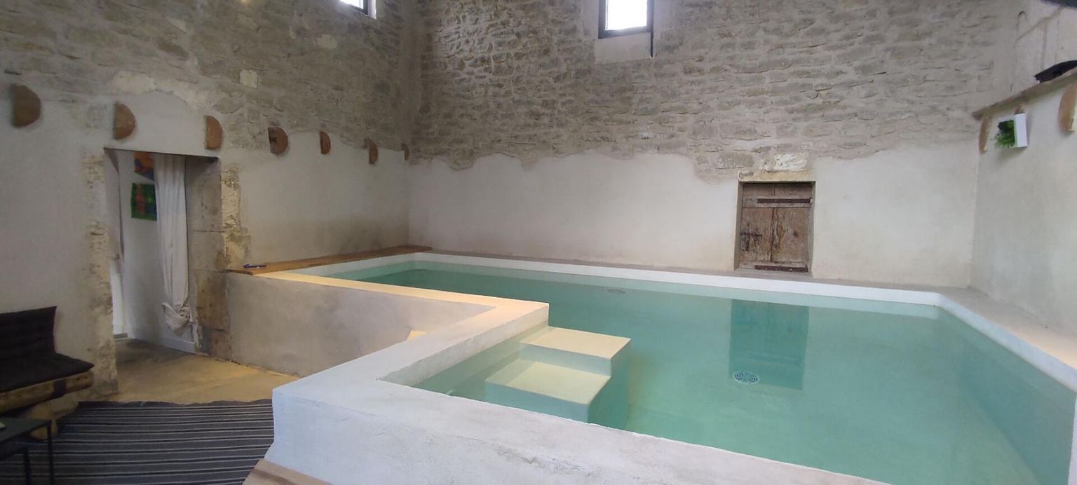 SAINT-ETIENNE-DU-GRES Mas rénové avec piscine intérieur et annexe 2