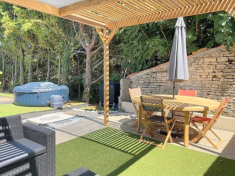 SAINT-JEAN-DE-LIVERSAY Maison en pierre  4 CHAMBRES, jardin et dépendance 3