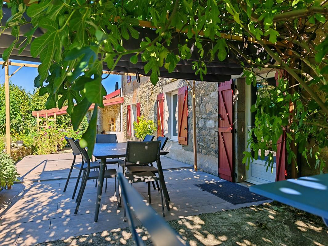 LARGILLAY-MARSONNAY Maison jurassienne 183 m2, 3 chambres et dépendances 1