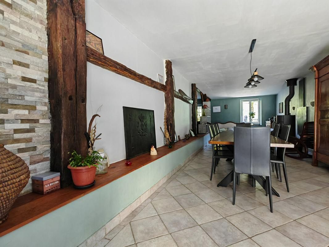 LARGILLAY-MARSONNAY Maison jurassienne 183 m2, 3 chambres et dépendances 4