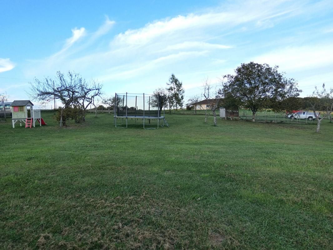 NAILHAC Maison de plain-pied 143 m2 / pièce de vie 75m² / 3 chambres / piscine / terrain 7000m² 4