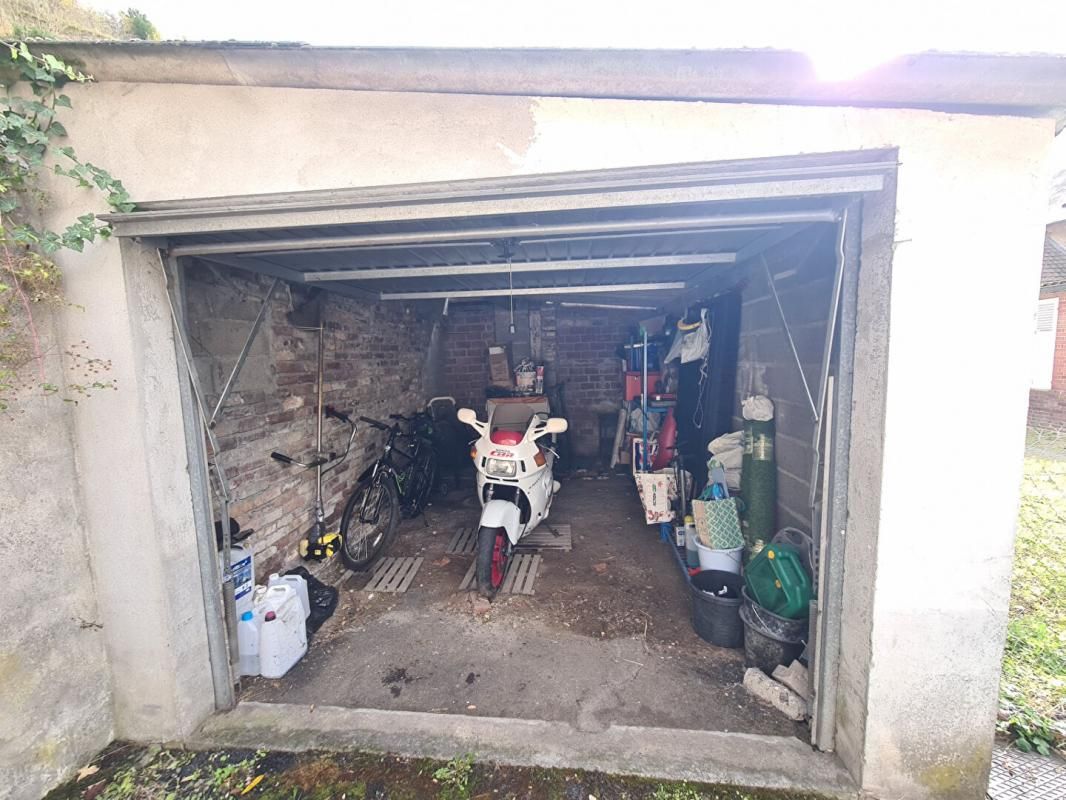 LES ANDELYS Exclusivité - Les Andelys au peid du château -garage de 10 m2- Prix 10.000 2