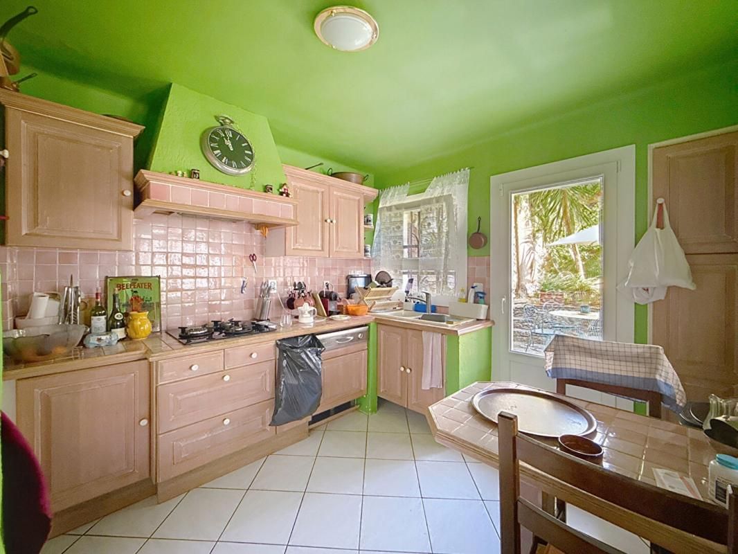 SOLLIES-VILLE Solliès-Ville! Maison de charme de 130 m2 sur terrain de 376 m2 avec vue imprenable! 4