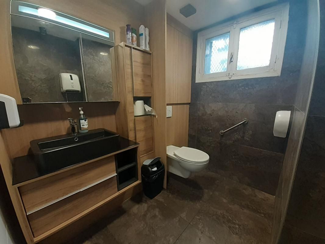 GOURNAY-EN-BRAY MUR LOCAL COMMERCIAL LOUE AVEC LICENCE IV 3