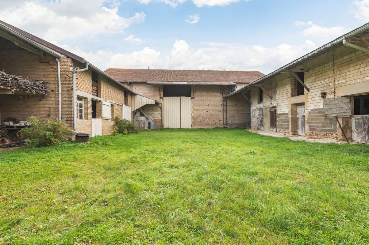 AUSSONCE Corps de ferme authentique, Maison et dépendances 3