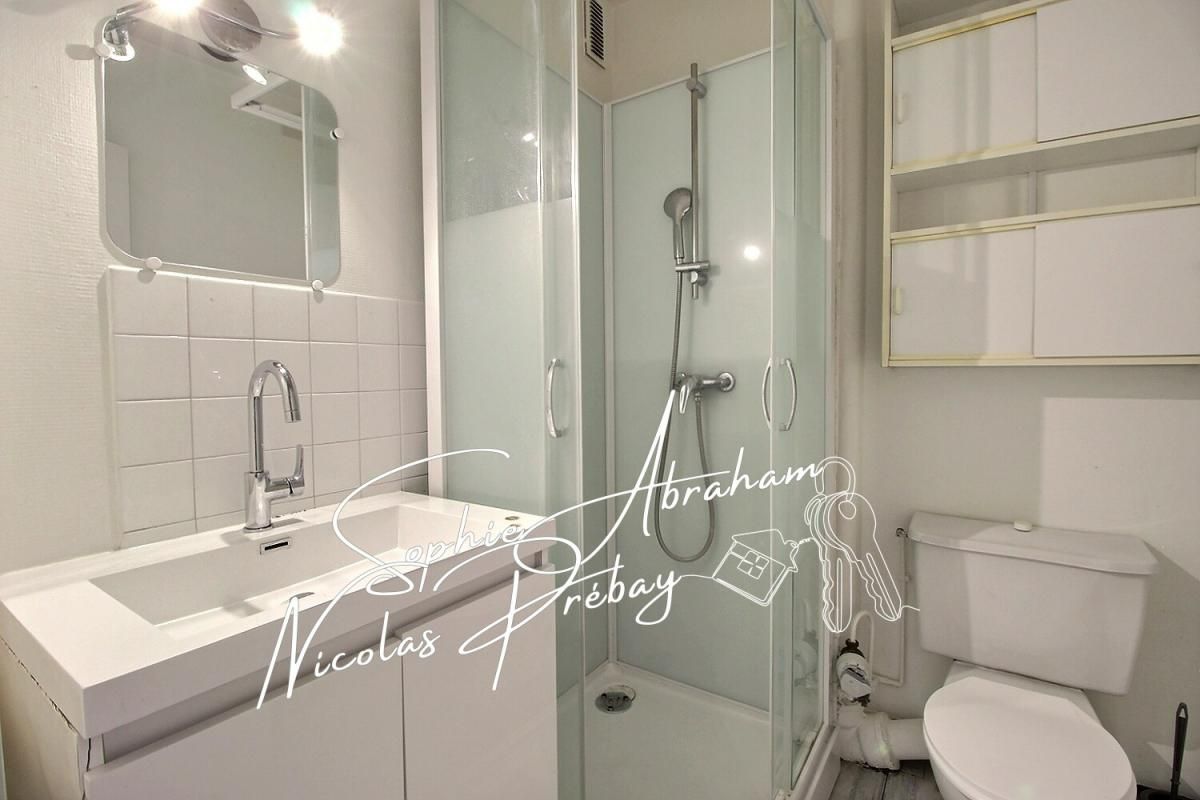 SAINT-PRYVE-SAINT-MESMIN F1 lumineux avec balcon au dernier étage, place de parking privative 3