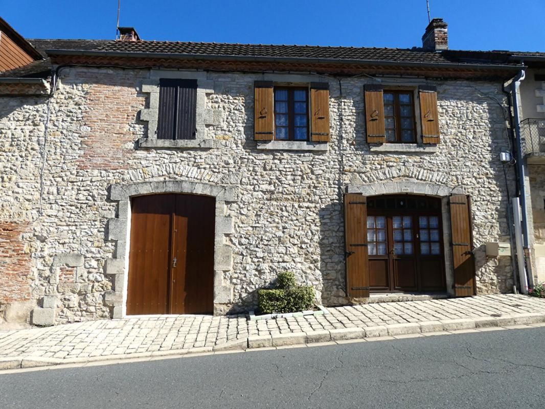 HAUTEFORT Maison 76 m2 / 2 chambres / grange attenante 34m² / petit jardin 1