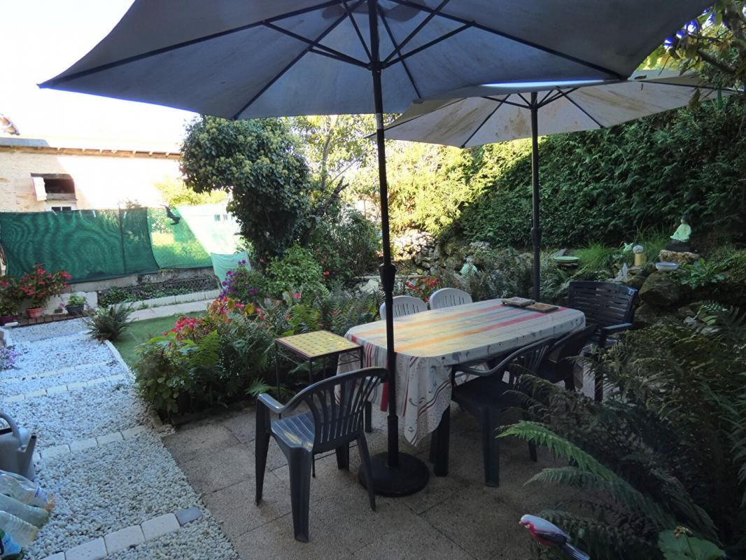 HAUTEFORT Maison 76 m2 / 2 chambres / grange attenante 34m² / petit jardin 2