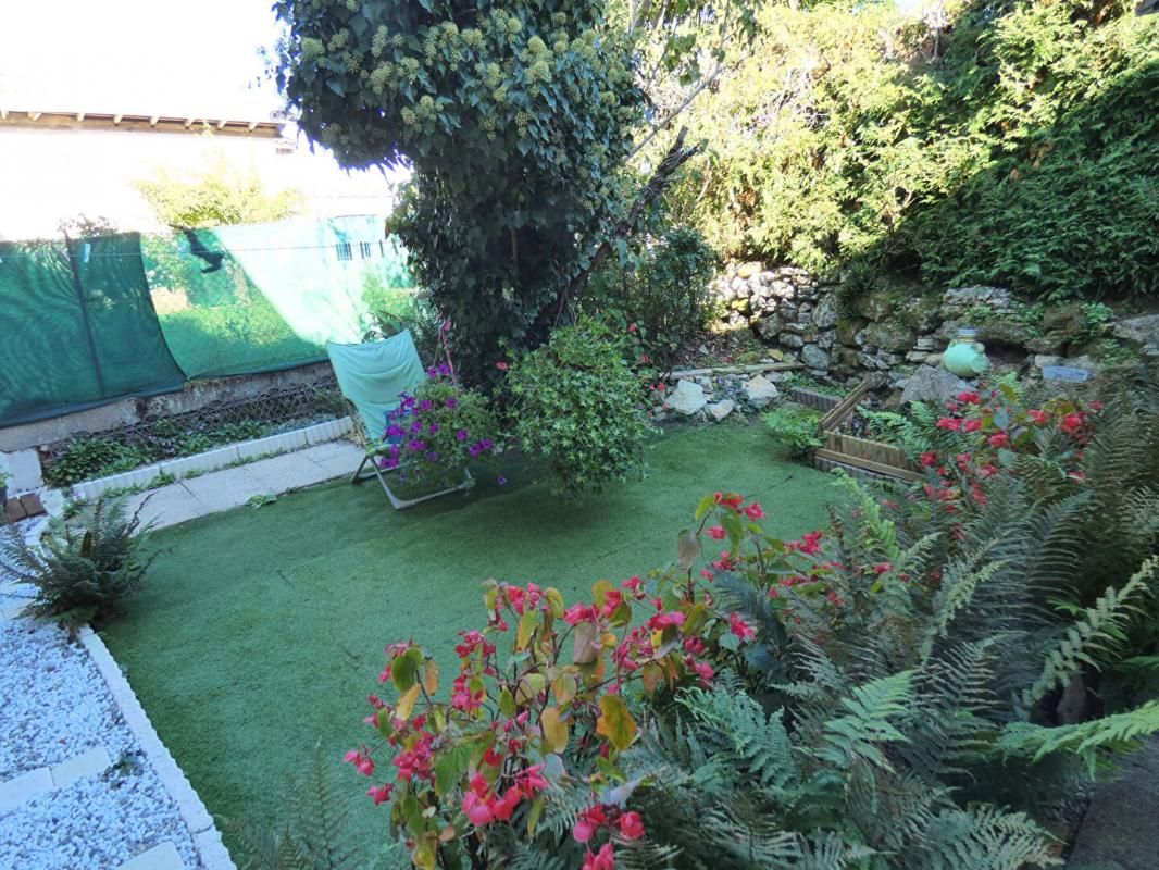 HAUTEFORT Maison 76 m2 / 2 chambres / grange attenante 34m² / petit jardin 3