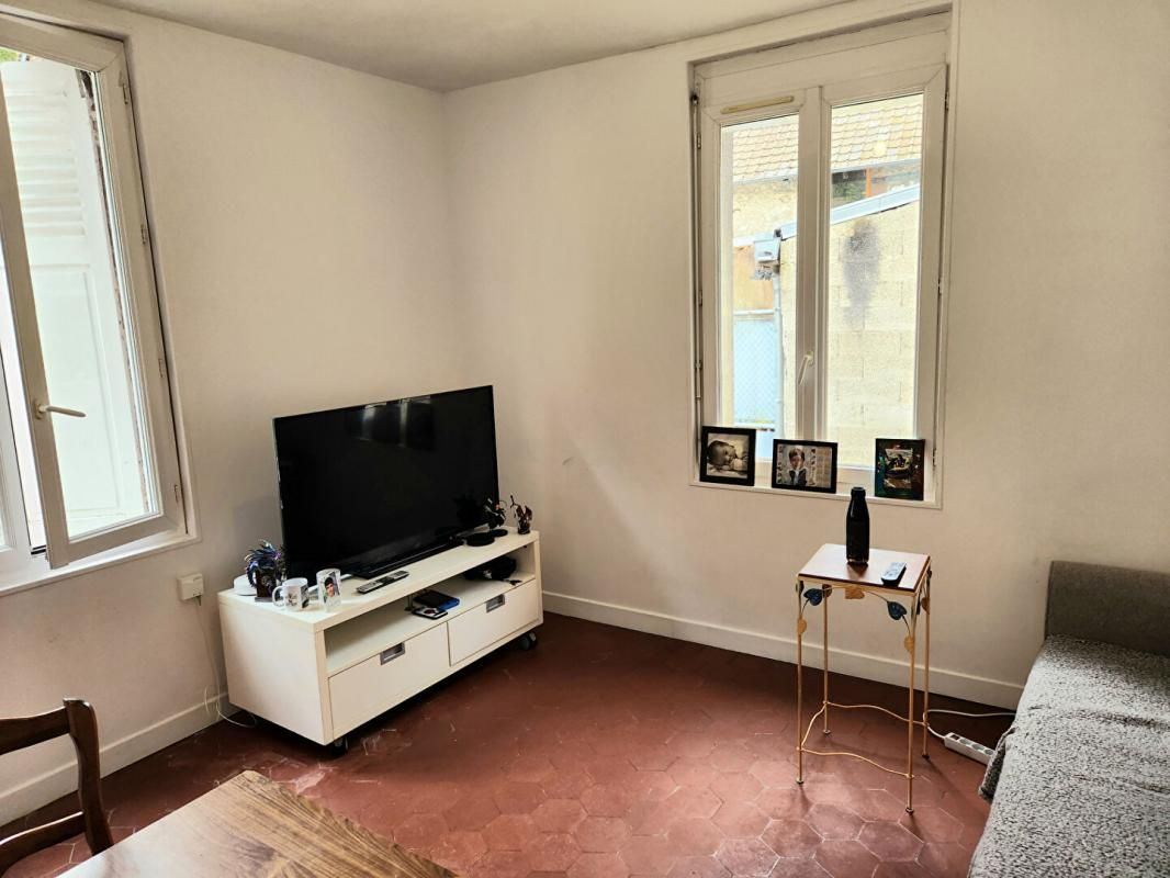 LES ANDELYS Exclusivité - Les Andelys - Immeuble de rapport de 3 logements dont 2 loués pour une rentabilité de 18.240 par an.- Prix 195.900 4