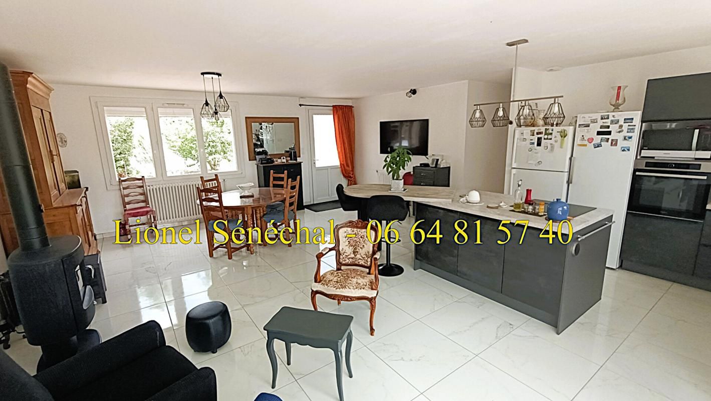 BEAUMONT-SUR-SARTHE Maison rénovée, lumineuse et peu énergivore entièrement de plain - pied 7 pièces de 90 m2 sur une parcelle de plus de 4 000 m2 (dont une parcelle de 2 200 m2 constructible) 2