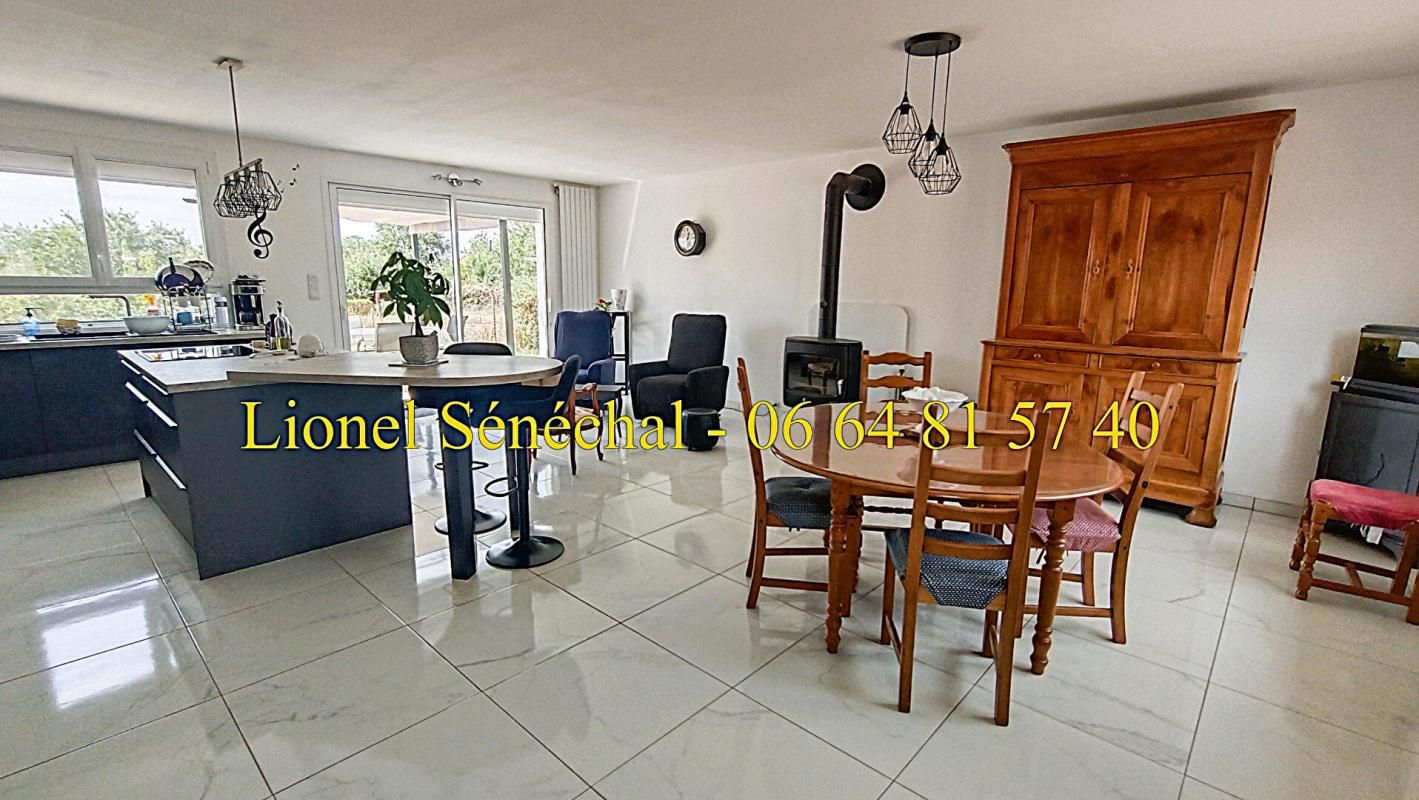 BEAUMONT-SUR-SARTHE Maison rénovée, lumineuse et peu énergivore entièrement de plain - pied 7 pièces de 90 m2 sur une parcelle de plus de 4 000 m2 (dont une parcelle de 2 200 m2 constructible) 3