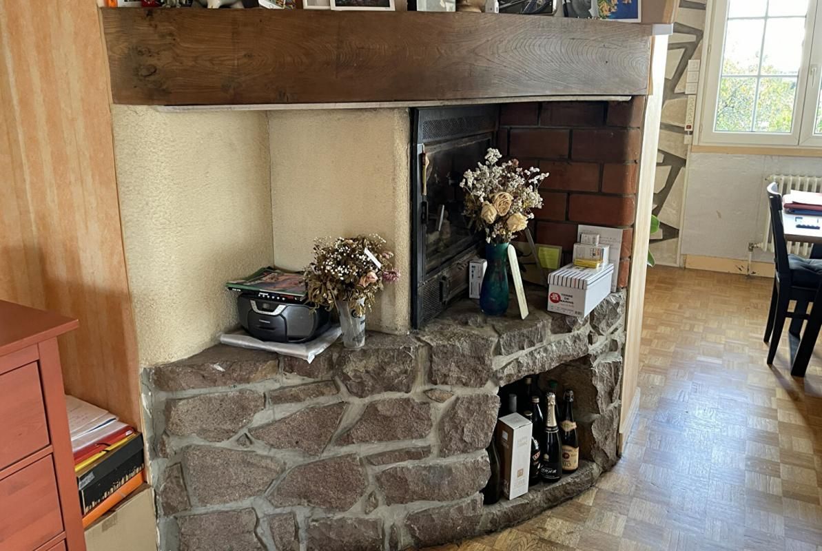 SAINTES Maison de 1962  à fort potentiel   241500 FAI   DONT 11500 D'honoraires 3