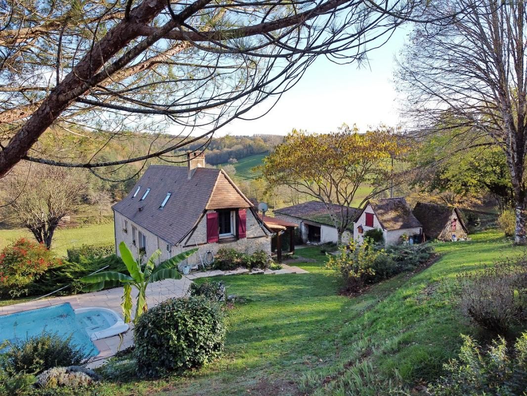 Au milieu de 5 hectares, dans un environnement sans voisins et autres nuisances. Périgourdine rénovée, grange et bergerie. 4 chambres .2 Salles d'eau. Piscine