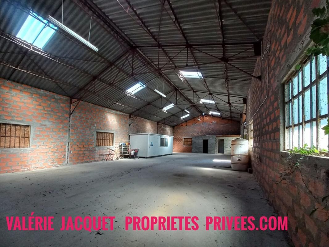 MONTPON-MENESTEROL HANGAR 250 M² AVEC FONCIER EXCEPTIONNEL 5.350 m² 4