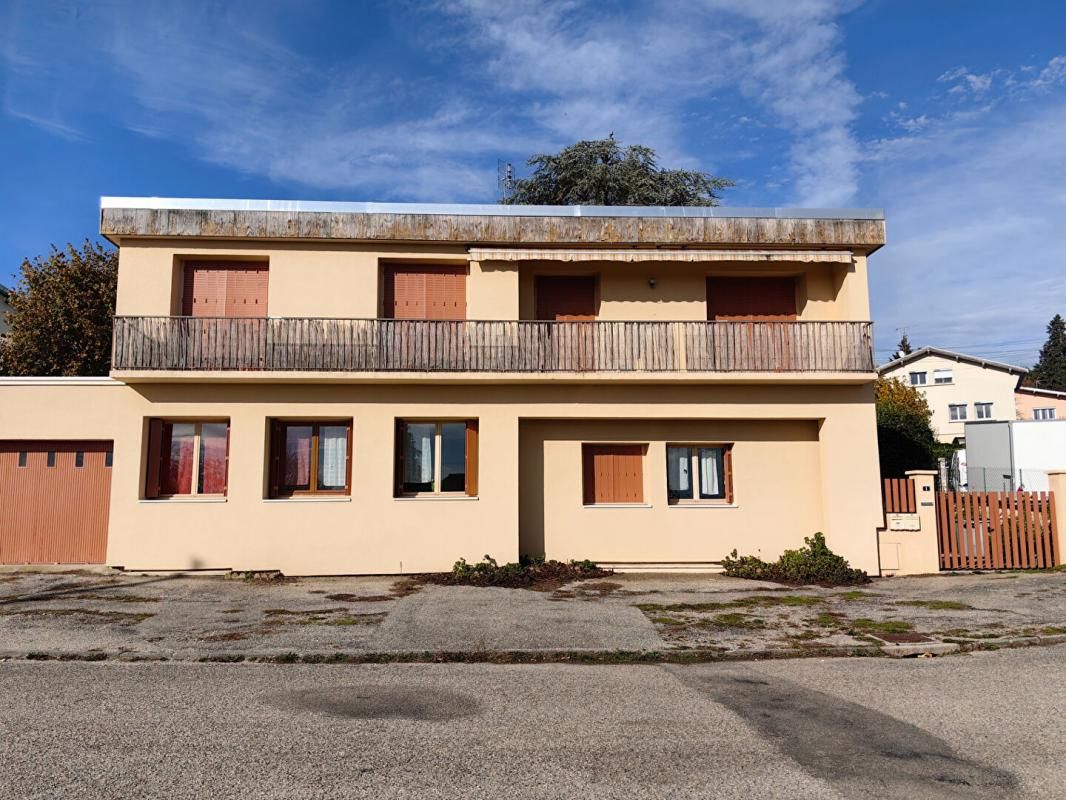 LA COTE-SAINT-ANDRE À louer appartement 5 pièces - 1 er étage- dans maison composée de deux appartements 1