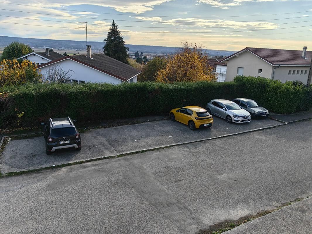 LA COTE-SAINT-ANDRE À louer appartement 5 pièces - 1 er étage- dans maison composée de deux appartements 3