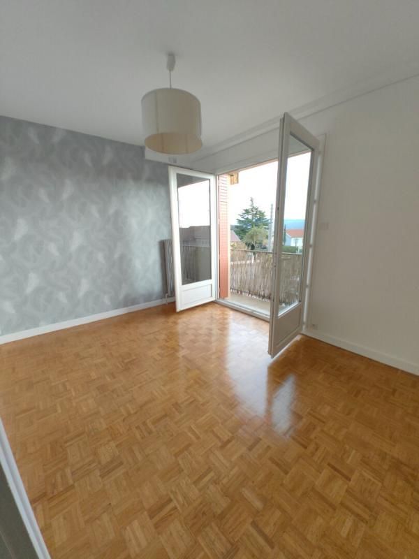 LA COTE-SAINT-ANDRE À louer appartement 5 pièces - 1 er étage- dans maison composée de deux appartements 4