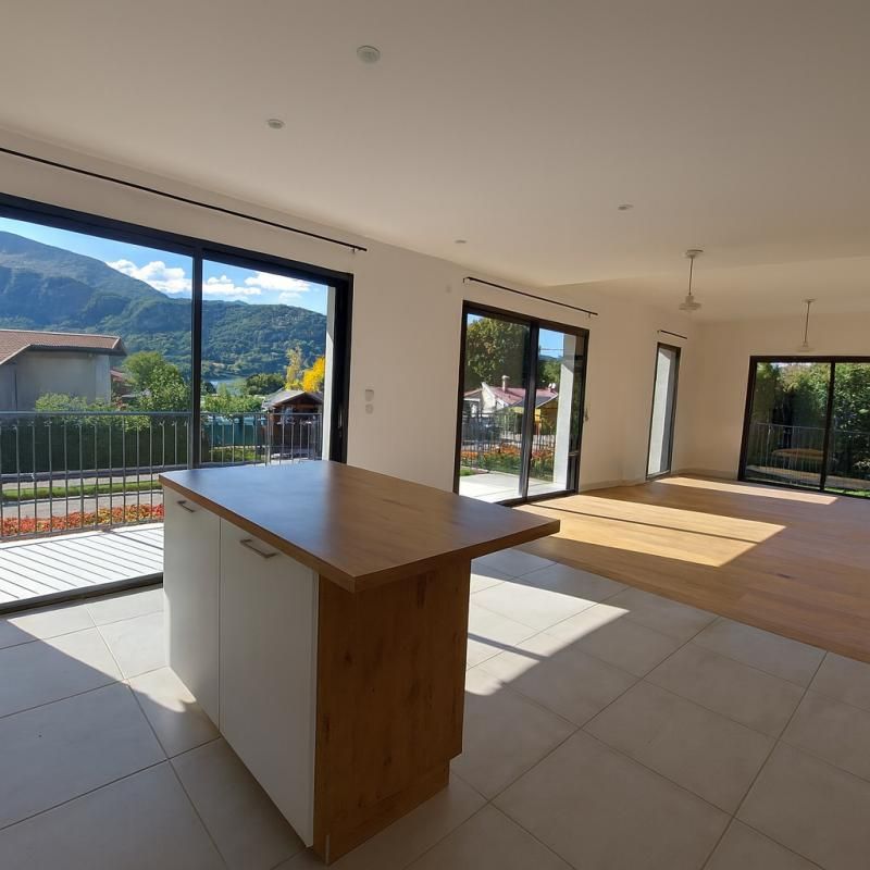 TALLOIRES Angon, spacieux appartement à Louer . Vue Lac, 122m² avec jardin, Ambiance Village 2
