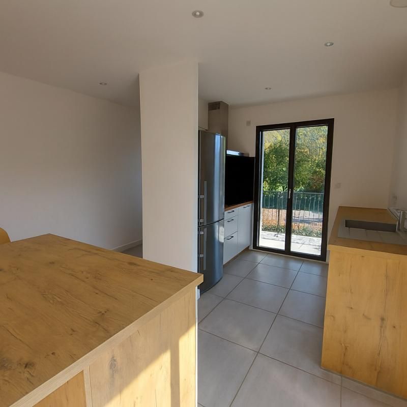 TALLOIRES Angon, spacieux appartement à Louer . Vue Lac, 122m² avec jardin, Ambiance Village 3